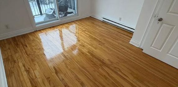 41/2 Metro Cartier Laval dispo maintenant internet stationnement, Loker, Thermopompe 1490$ - Photo 2