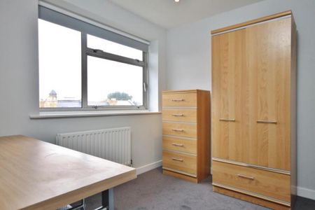 3 bedroom flat to rent - Photo 4