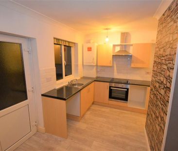 4 bedroom semi-detached house to rent - Photo 3