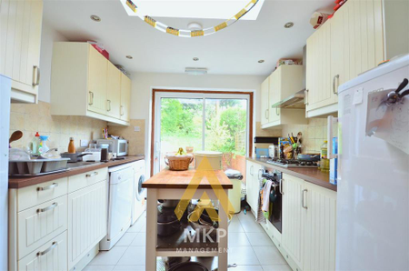5 bedroom semi-detached house to rent - Photo 3
