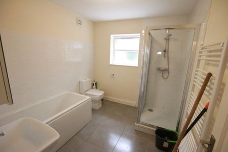 4 Bed Terraced House, Grange Avenue, RG6 - Photo 2