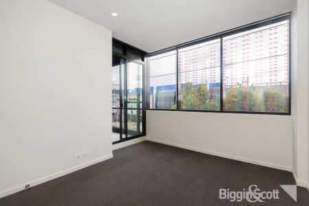 LIGHT, BRIGHT AND CENTRALLY LOCATED ONE BEDROOM APARTMENT WITH BALCONY AND PARKING! - Photo 4