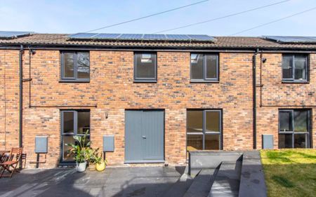 A fantastic modern build one bedroom 'Mews Cottage' located within walking distance to Cabot Circus, City Centre and with easy reach of the Motorway links. The property is ideal for a single person or couple offered on an unfurnished basis available June. EPC-B - Photo 2
