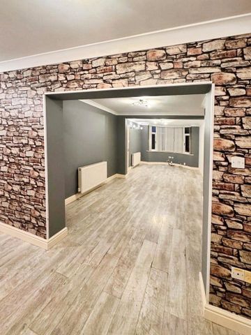 4 bedroom semi-detached house to rent - Photo 2