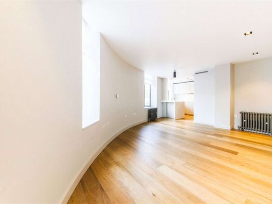 Savills Waterfront are delighted to present this newly renovated development on Grosvenor Road, SW1. - Photo 1