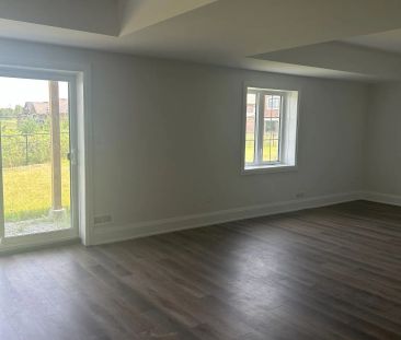 Detached Home For Lease | N9247650 - Photo 6