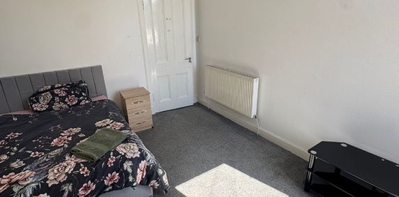 3 Bed Flat, Allison St, G42 - Photo 2