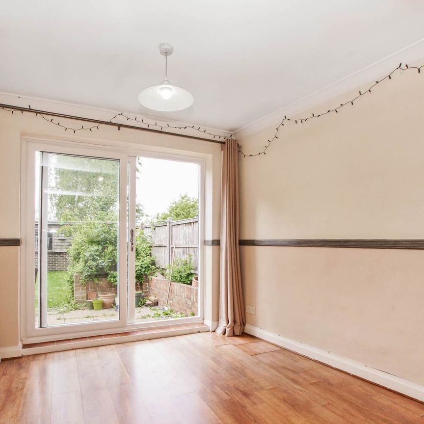 Price £2,300 pcm - Available 30/05/2025 - Unfurnished - Photo 1