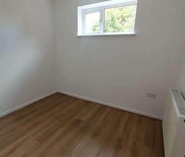 Waterloo Road, SO15 - Photo 4