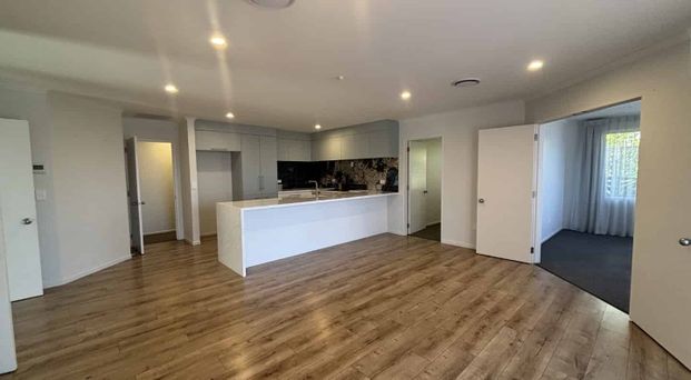 Modern 3 bedroom + study & stunning sea view - Photo 1