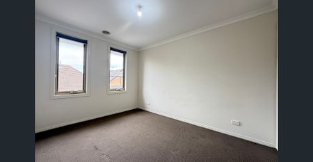Bright and Spacious Four Bedroom Home - Photo 4
