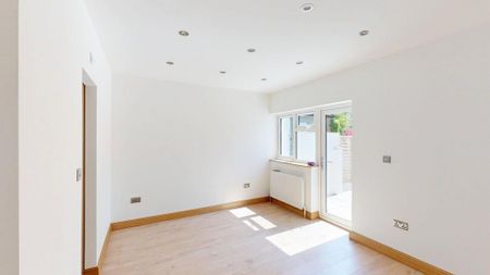 5 bedroom detached house to rent - Photo 2