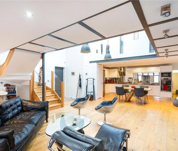 2 bedroom mews to rent - Photo 2