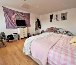 3 bedroom House in Willow Close, Leeds - Photo 3