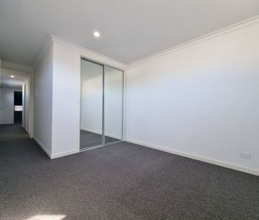 Spacious & Stylish Townhouse in Quiet Court Location - Photo 4