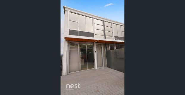 Stylish and Spacious 2-Bedroom Townhouse with Stunning Views -includes power - Photo 1