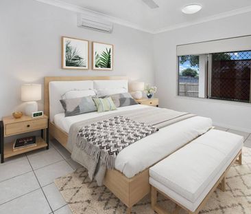 Five Bedrooms - Pool - Outdoor Kitchen - Solar - Double Garage Plus... - Photo 1