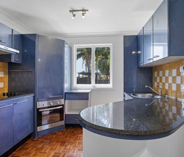 Spacious Single-Level Family Cottage Opposite School & Walk to Broa... - Photo 4