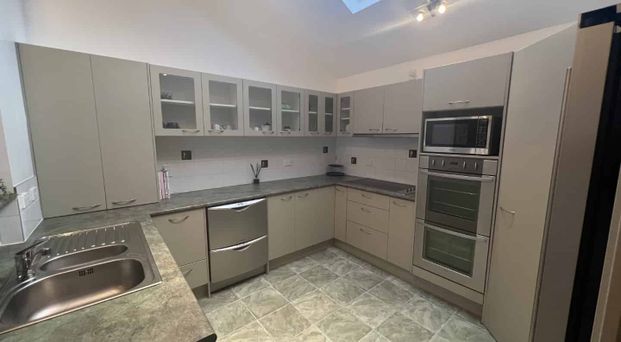 Room for Everyone – Breathtaking Views in Matakatia Bay! - Photo 1