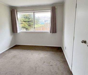 Sunny 5-Bedroom 3.5-bath Home in Glenfield - Photo 3