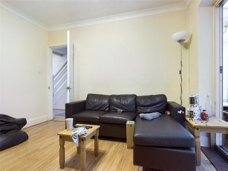 4 bedroom semi-detached house to rent - Photo 3