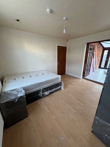 Room in a Shared House, Heathfield Road, B19 - Photo 4