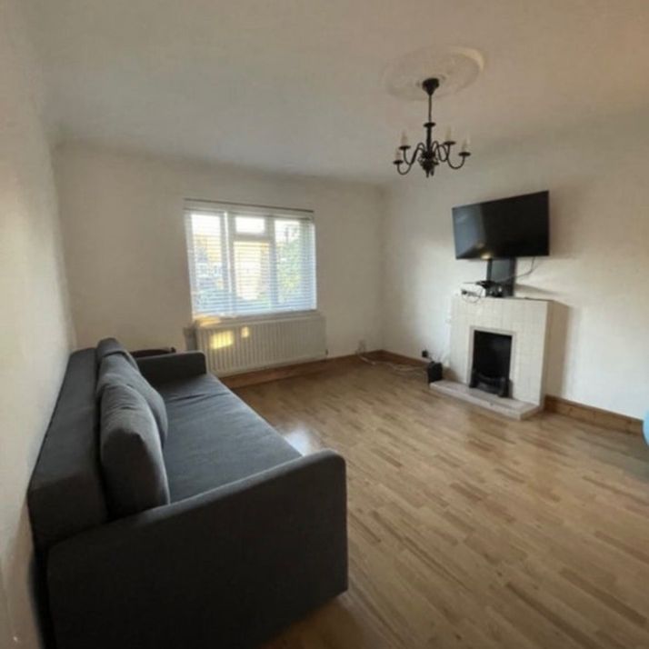 Room in a Shared Flat, Leyton Road, SW19 - Photo 1