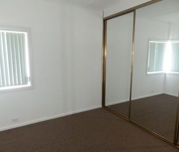 Great location, Freshly painted through out family home. - Photo 3