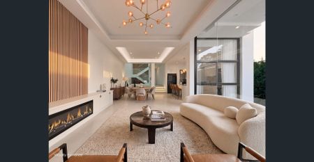 Stunning Near-New Luxury Residence in a Coveted Cul-de-sac - Photo 2