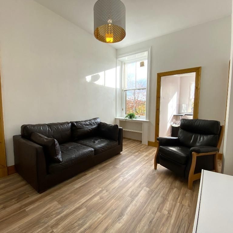 4 bedroom flat to rent - Photo 1