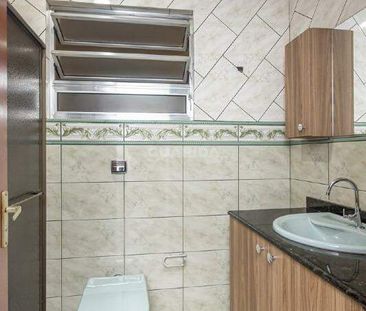 Casa sobrado com 3 dormitórios, sendo 1 suíte, no bairro Cavalhada,... - Foto 2