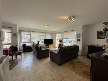 Ruim zonnig appartement met drie slaapkamers, twee badkamers en terras in een gebouw op de Markt. - Foto 3