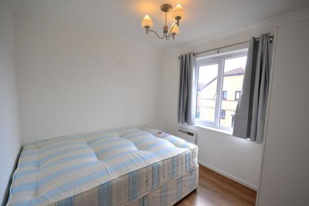 3 bedroom flat to rent - Photo 4