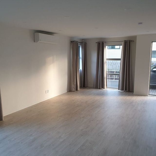 Almost brand new - Photo 1