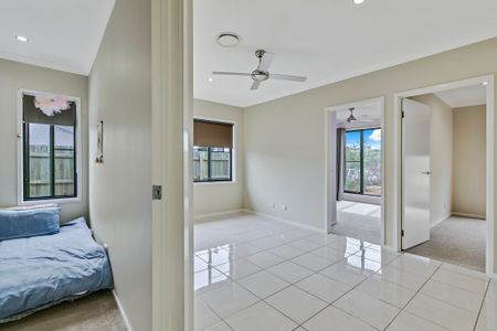 Stunning Family Home with Ducted Air Conditioning and Pool! - Photo 5