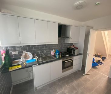 1 bedroom in a house share to rent - Photo 2