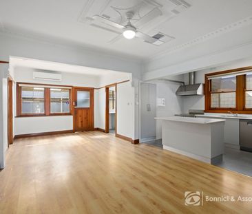 CHARMING & CENTRAL HOME - Photo 2