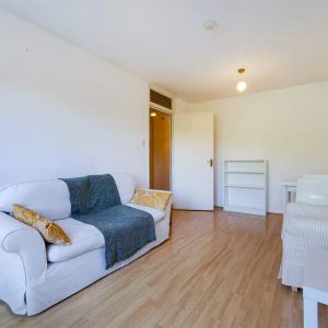 1 bedroom flat in Highbury - Photo 2