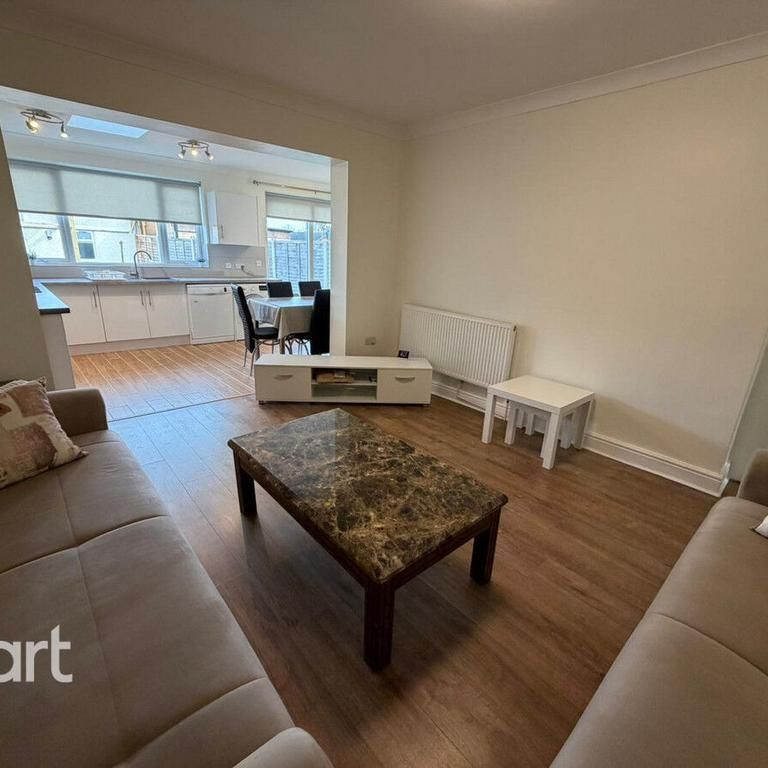 6 bedroom semi-detached house to rent - Photo 1