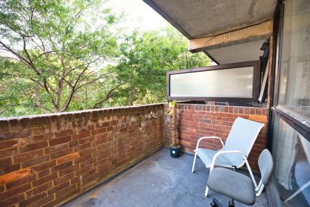 1 bedroom in a flat share to rent - Photo 4