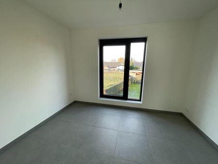 recente nieuwbouw vier slaapkamer EENGEZINSWONING met grote garage & buitenterras - Foto 3