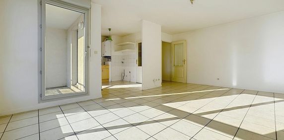 Villeurbanne : Confortable T3 avec cuisine, balcon, garage double et cave - Photo 2