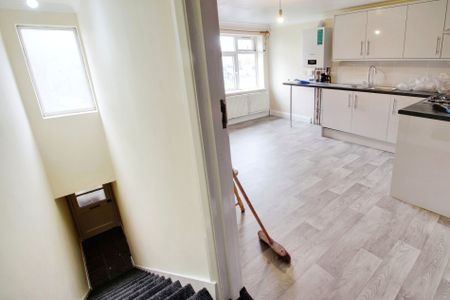 3 bed flat to rent in Clayton Road, Hayes, UB3 - Photo 2