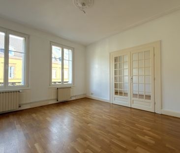 Appartement 4 pièces de 94 m2 situé Place de Bordeaux. - Photo 1