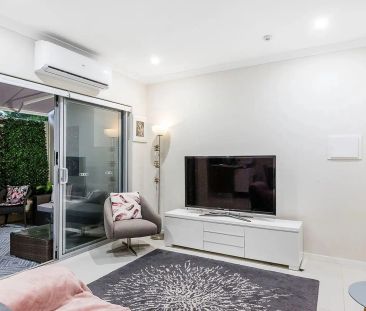 Stylish Ground Floor Apartment | Private Courtyard & Close to Airpo... - Photo 1