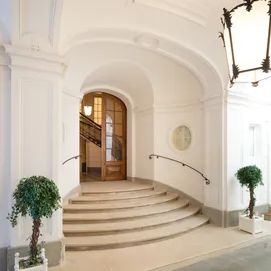 Elegante, helle und klimatisierte Dachgeschosswohnung in absoluter Ruhelage im historischen Stadtpalais vis-à-vis Theresianum - Foto 3