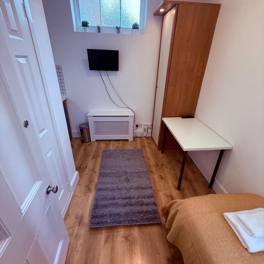 Flat 208 Fulham Palace Road, Fulham W6 9HH - Photo 1