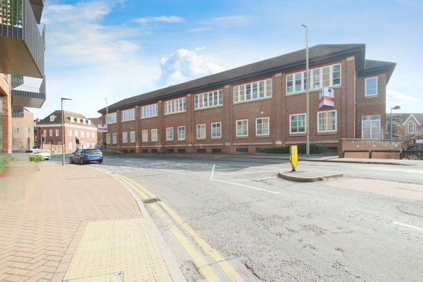 1 bed flat to rent in Station Road, Egham, TW20 - Photo 1