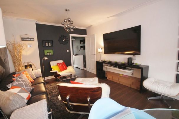 4 bedroom end of terrace house to rent - Photo 1