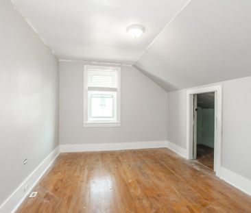 Spacious 2 Bedroom Upper Unit in Welland!! - Photo 2